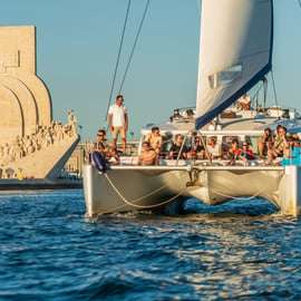 Lisbona: Crociera in catamarano al tramonto con drink di benvenuto