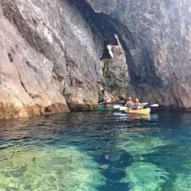 Sesimbra: spiaggia di Ribeiro Cavalo, grotte e tour in kayak di Arrábida