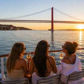 Lisbona: Tour al tramonto sul fiume Tago con spuntini e bevande