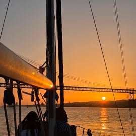 Tramonto a bordo di una barca a vela a Lisbona!