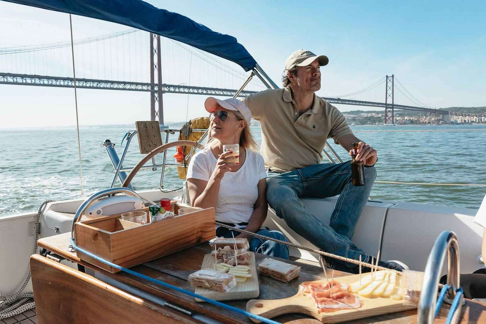 Lisbona: Crociera in barca a vela con vista sulla città con bevande e snack