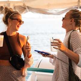 Lisbona: Tour in barca al tramonto con musica e bevande