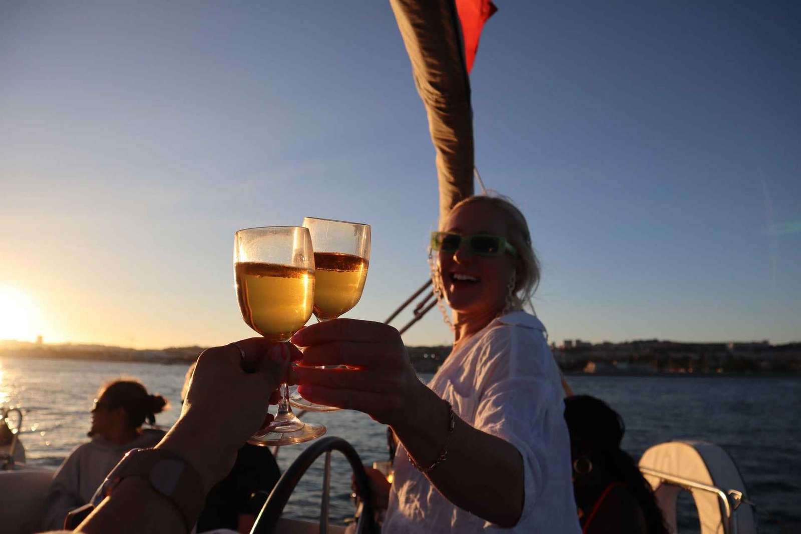 Lisbona: tour in barca a vela al tramonto, vino e storia (max 10)