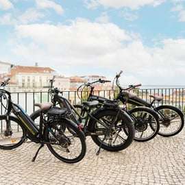 Lisbona: Tour delle colline, dell'Alfama e della Mouraria in bicicletta elettrica
