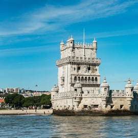 Lisbona: Crociera in barca a vela con vista sulla città con bevande e snack