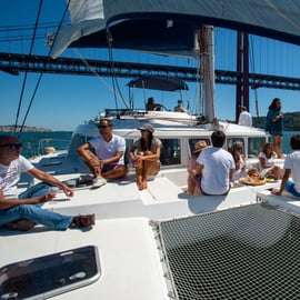 Lisbona: Crociera in catamarano al tramonto con drink di benvenuto