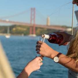Lisbona: tour in barca a vela classica al tramonto con vino e tapas