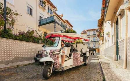 Lisbona: Tour gastronomico di 4 ore in tuk tuk con degustazione di vini