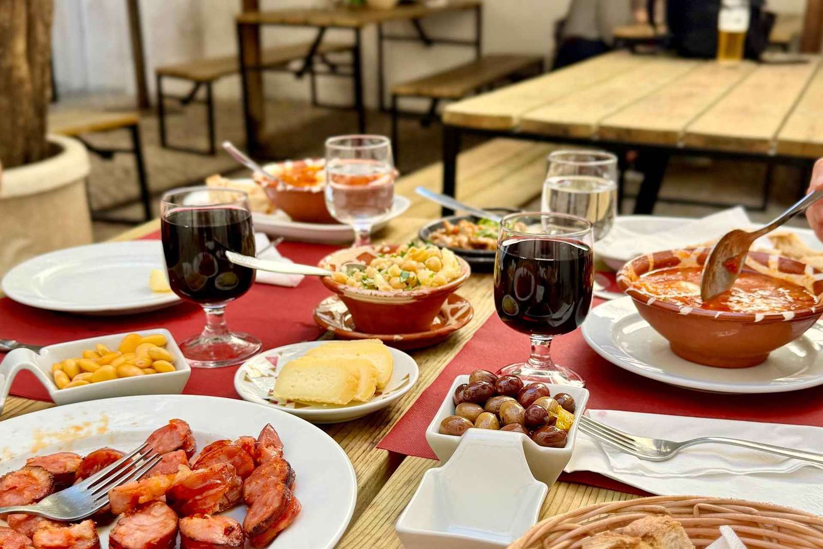 Passeggiata gastronomica a Lisbona: degustazioni per maggiorenni e vini locali
