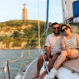 Lisbona: tour in barca al tramonto – Crociera nell'ora d'oro con drink di benvenuto