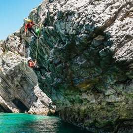 Lisbona: Avventura di coasteering nel Parco Naturale di Sesimbra/Arrábida