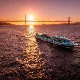 Lisbona: Crociera al tramonto sul fiume Tejo con drink di benvenuto