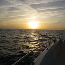 Cascais: Gita in barca al tramonto con drink di benvenuto