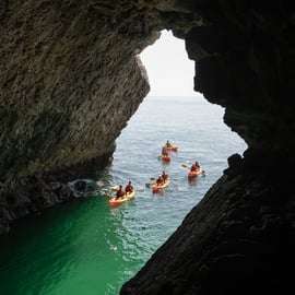Da Lisbona: Tour per piccoli gruppi in kayak del parco di Arrabida