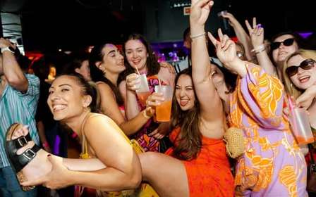 Lisbona: Pub Crawl con Open Bar, shot e ingresso al club VIP