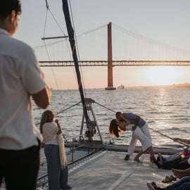 Lisbona: Tour in catamarano al tramonto con musica e bevande