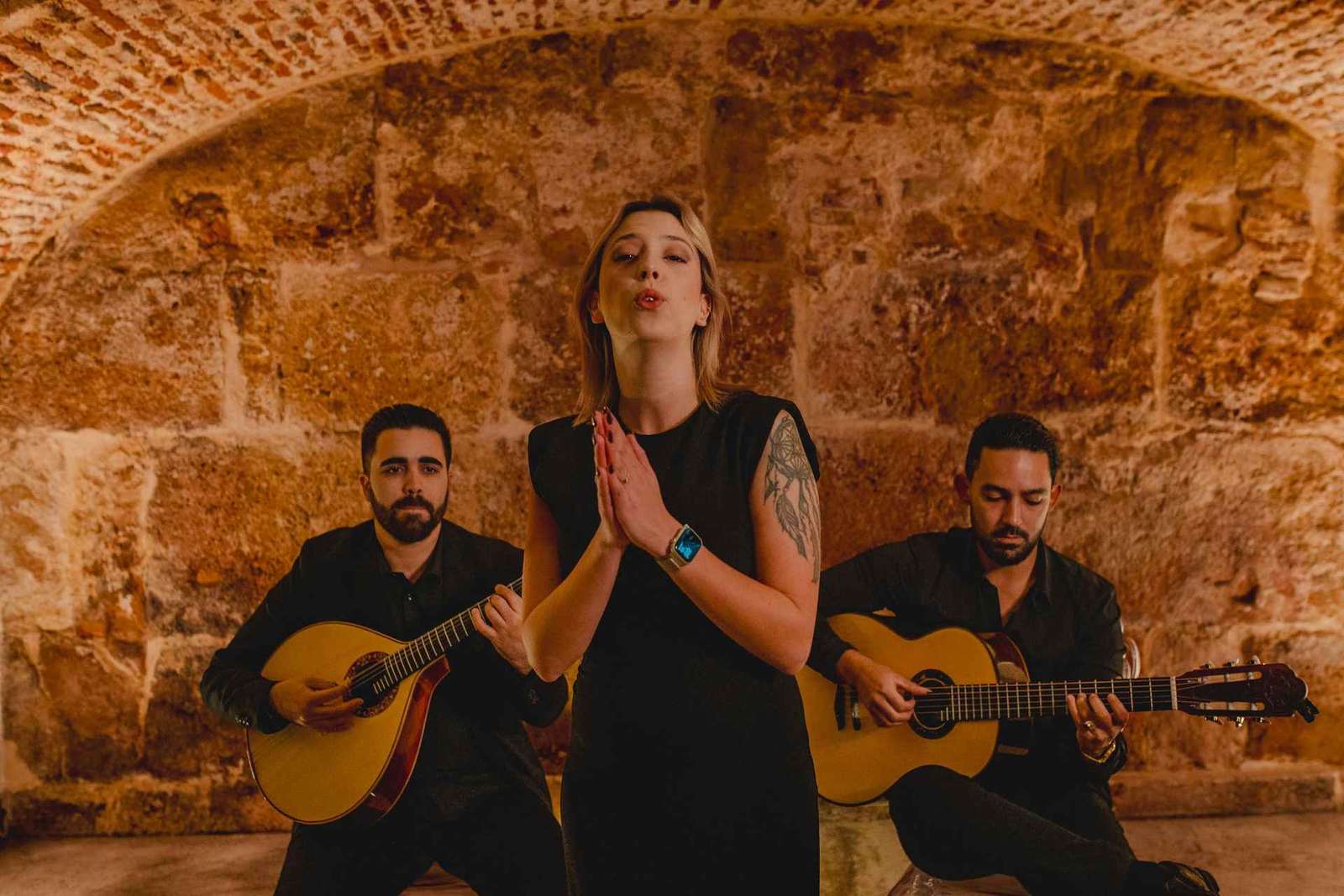 Lisbona: Spettacolo di Fado con vino in un luogo storico