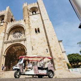 Lisbona: Tour gastronomico di 4 ore in tuk tuk con degustazione di vini