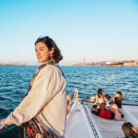 Lisbona: Tour in catamarano al tramonto con musica e bevande