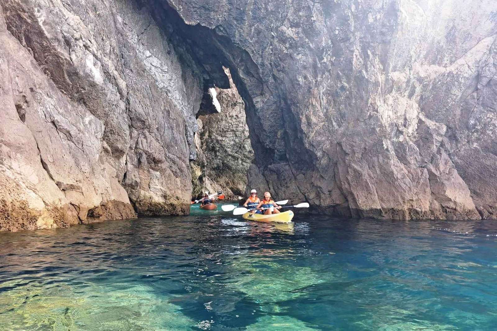 Sesimbra: spiaggia di Ribeiro Cavalo, grotte e tour in kayak di Arrábida