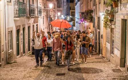Lisbona: Pub Crawl con Open Bar e ingresso al Club VIP