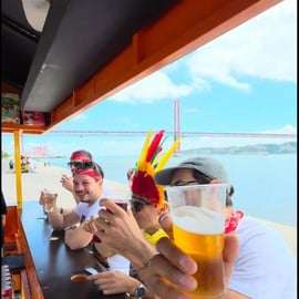 Lisbona: tour panoramico in bicicletta di un'ora con birra o sangria