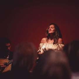 Lisbona: spettacolo serale intimo di musica fado dal vivo con vino Porto