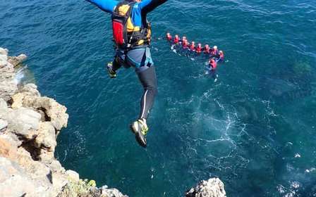 Arrábida: Setubal, Sesimbra Coasteering e tour in motoscafo