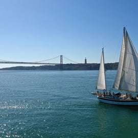 Lisbona: tour in barca a vela classica al tramonto con vino e tapas