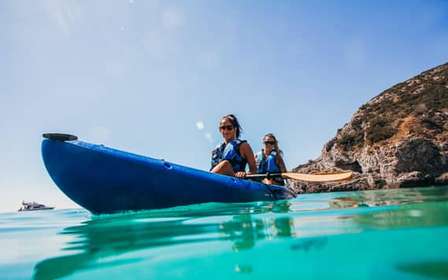 Sesimbra: tour guidato in kayak del parco naturale di Arrabida e delle grotte