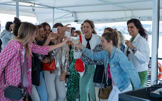 Lisbona: Tour in barca al tramonto con musica e bevande