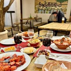 Passeggiata gastronomica a Lisbona: degustazioni per maggiorenni e vini locali
