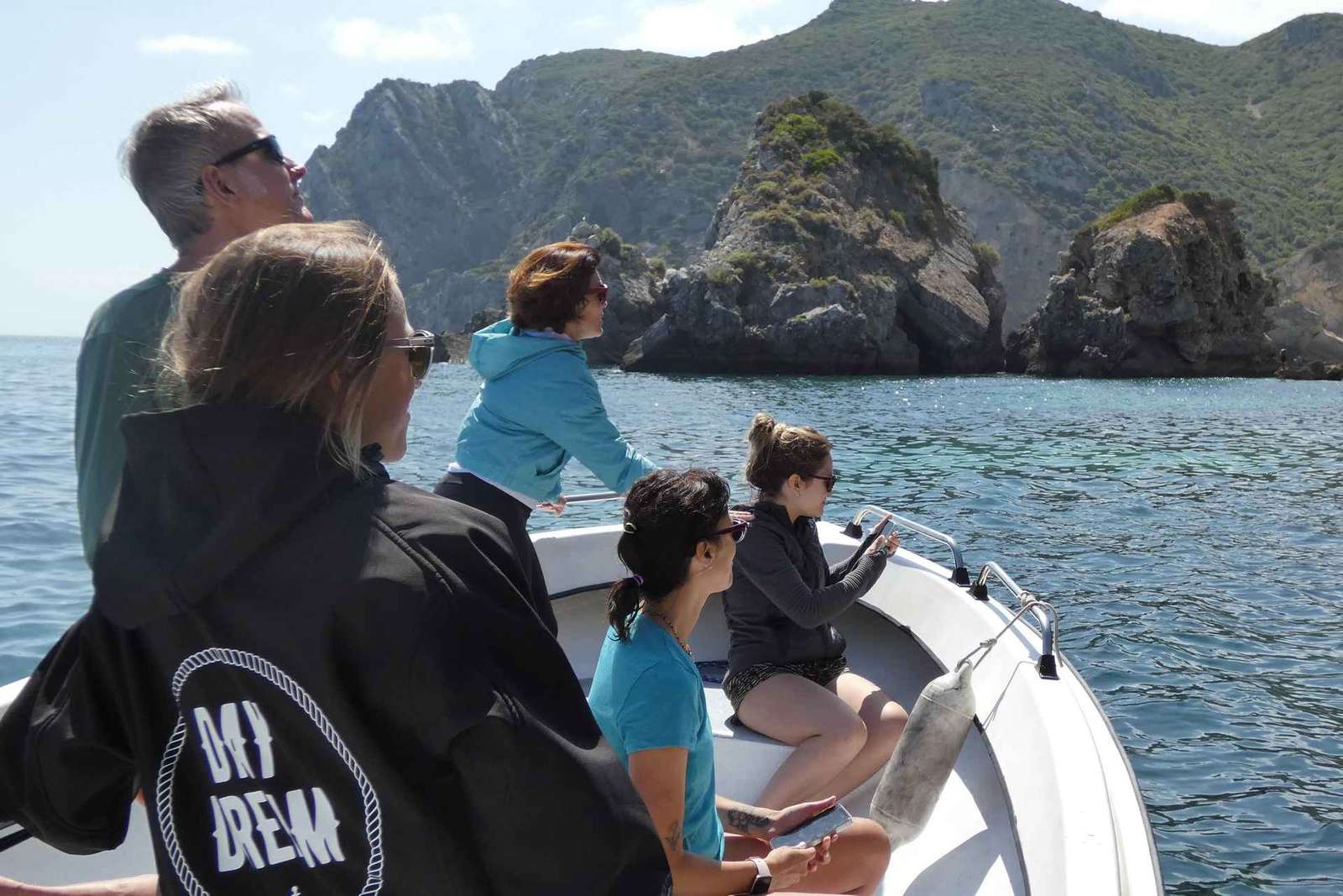 Sesimbra: Tour in barca delle spiagge e delle grotte di Arrábida con snorkeling