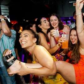 Lisbona: Pub Crawl con Open Bar, shot e ingresso al club VIP