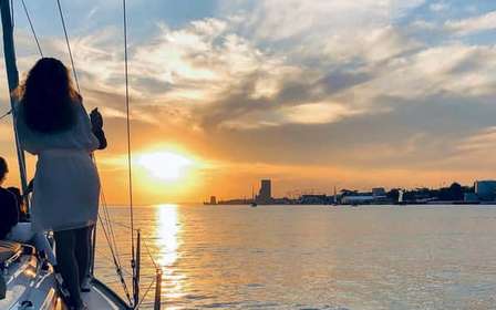 Lisbona: Crociera privata al tramonto sul fiume Tago su una barca di lusso