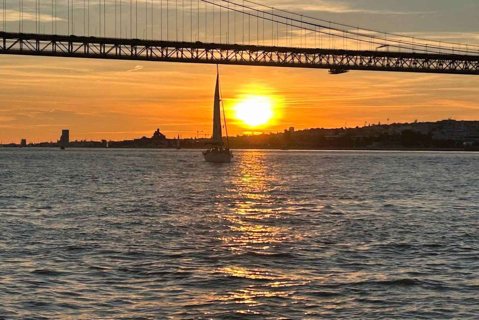 Lisbona: navigazione al tramonto con vino portoghese e snack (gruppo piccolo)