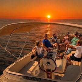 Accogliente crociera in barca al tramonto a Lisbona con open bar e pizza