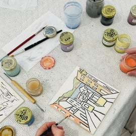 Dipingi la tua piastrella e crea il tuo pezzo unico in una galleria d'arte a Lisbona