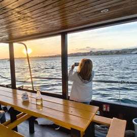 Cascais: crociera al tramonto a Lisbona con open bar