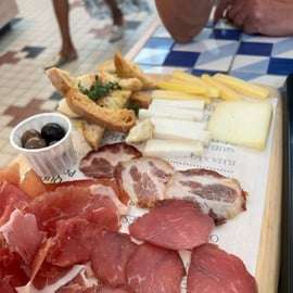 Lisbona: Tour gastronomico di 4 ore in tuk tuk con degustazione di vini