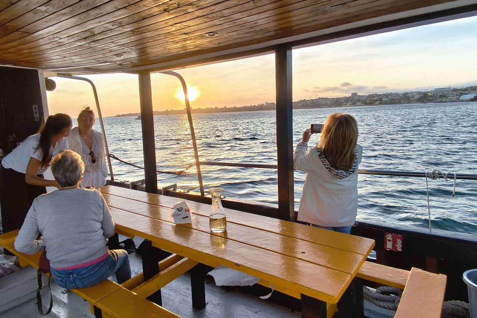 Cascais: crociera al tramonto a Lisbona con open bar