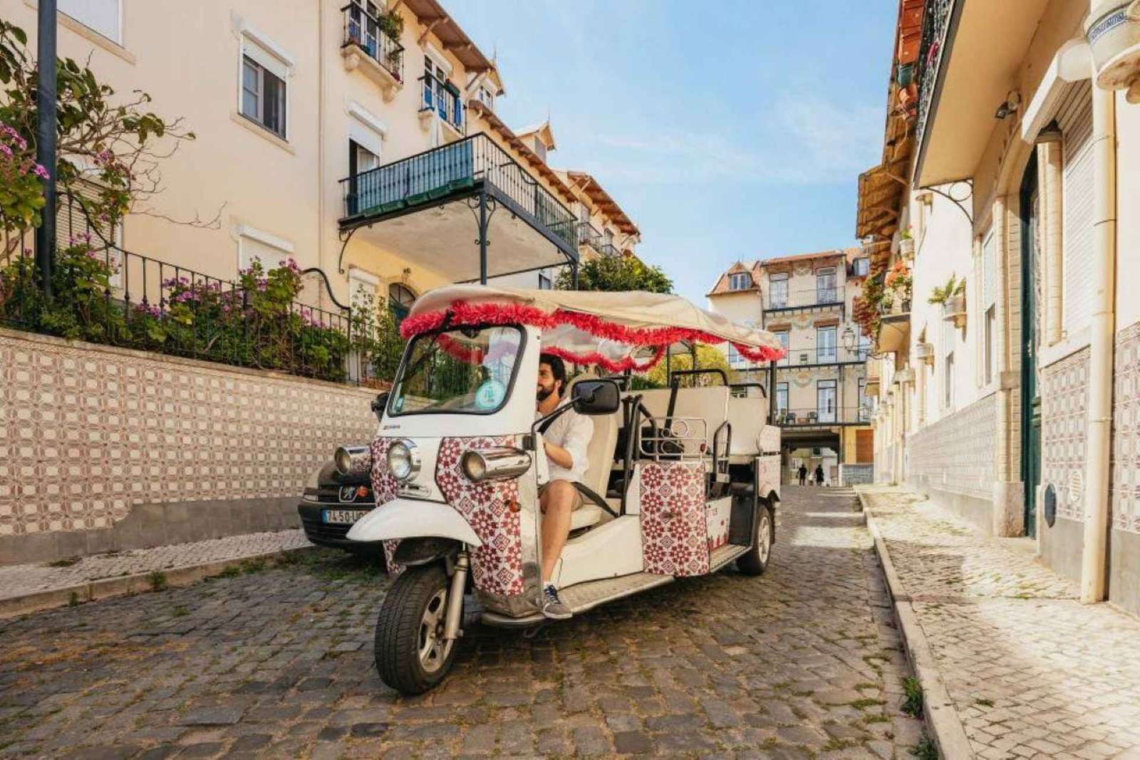 Lisbona: Tour gastronomico di 4 ore in tuk tuk con degustazione di vini