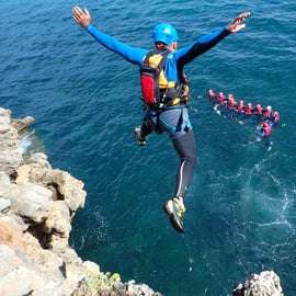 Arrábida: Setubal, Sesimbra Coasteering e tour in motoscafo
