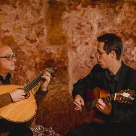 Lisbona: Spettacolo di Fado con vino in un luogo storico