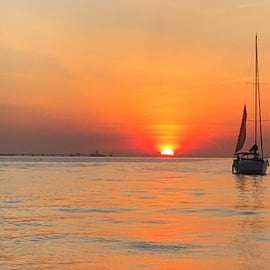 Lisbona: Crociera privata al tramonto sul fiume Tago su una barca di lusso