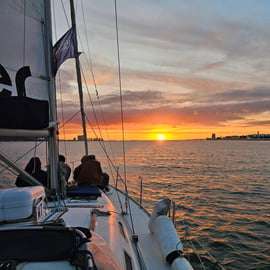 Lisbona: Crociera in barca a vela con vista sulla città con bevande e snack