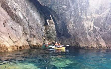 Sesimbra: spiaggia di Ribeiro Cavalo, grotte e tour in kayak di Arrábida