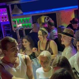 Lisbona Pub Crawl: Bevande e shot illimitati e ingresso al club V.I.P.