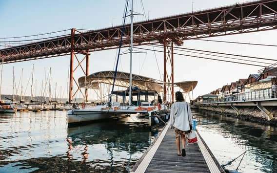 Lisbona: Tour in catamarano al tramonto con musica e bevande