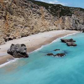 Sesimbra: Tour in barca delle spiagge e delle grotte di Arrábida con snorkeling